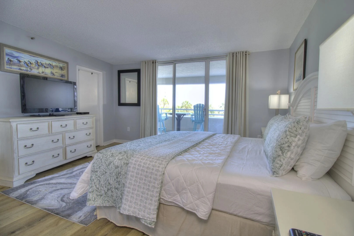 Spacious Main Bedroom with king bed, ensuite and OceanFront balcony access