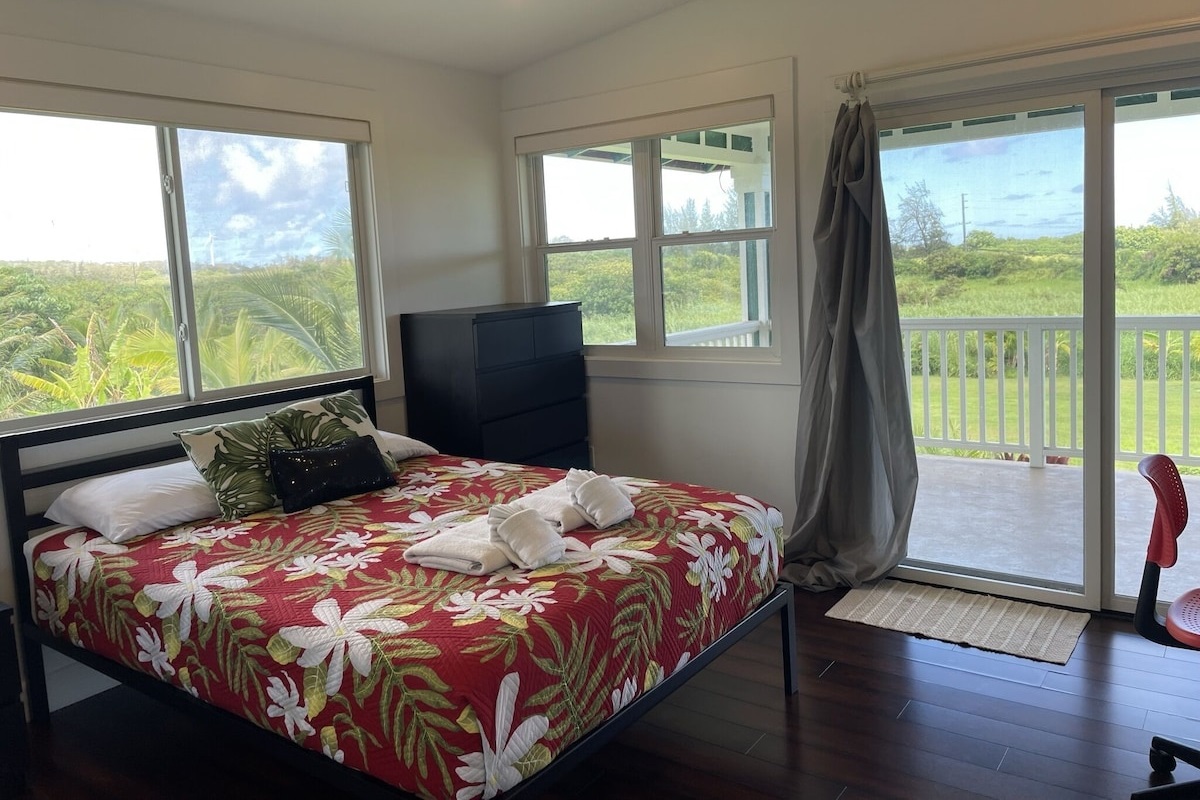 Plumeria room with queen bed