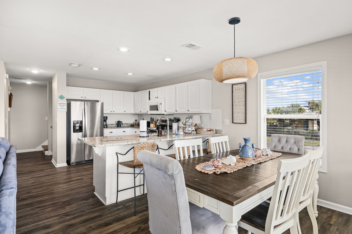 Kitchen Dining - Seats 6