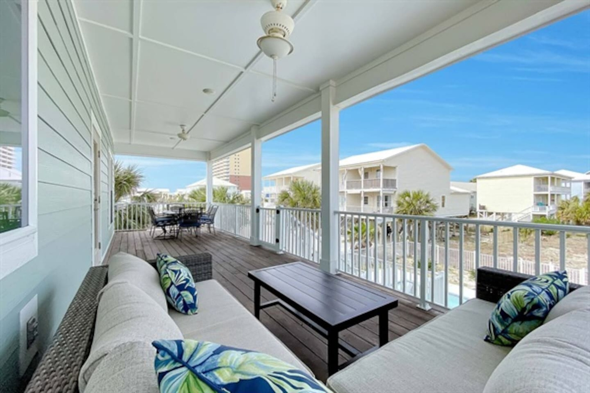 2nd story deck overlooking the pool.