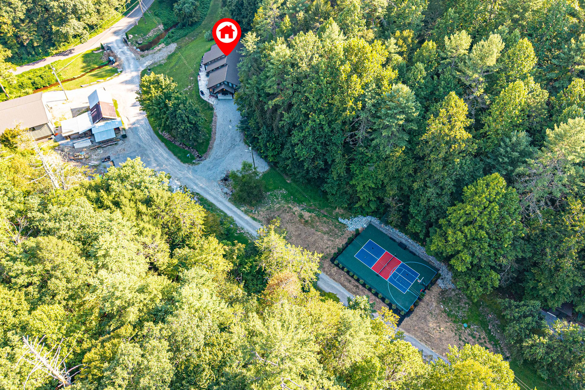 Charming Creekside Cabin 5