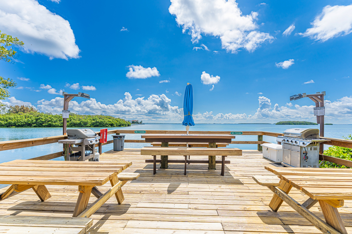 Spend time outdoors at the community fishing pier and grill, where you can enjoy the waterfront surroundings, cast a line, or gather for a casual outdoor meal.