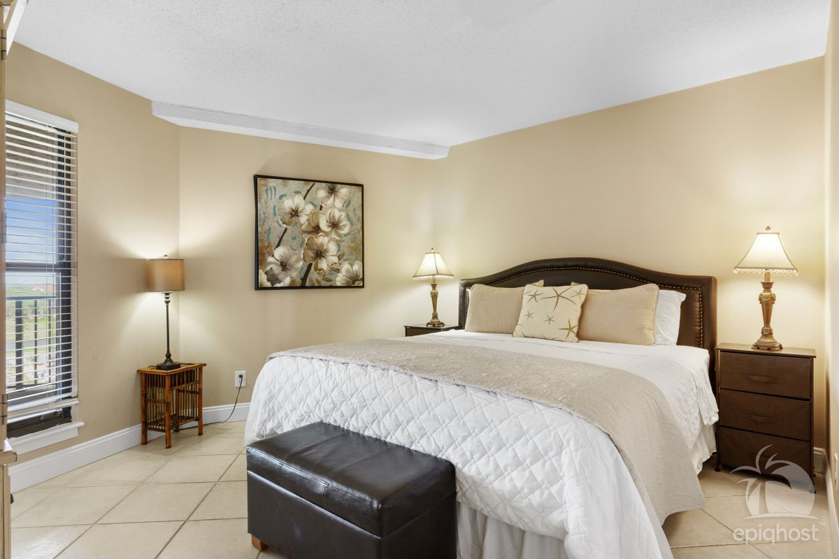 King guest bedroom with ensuite bath and coastal décor