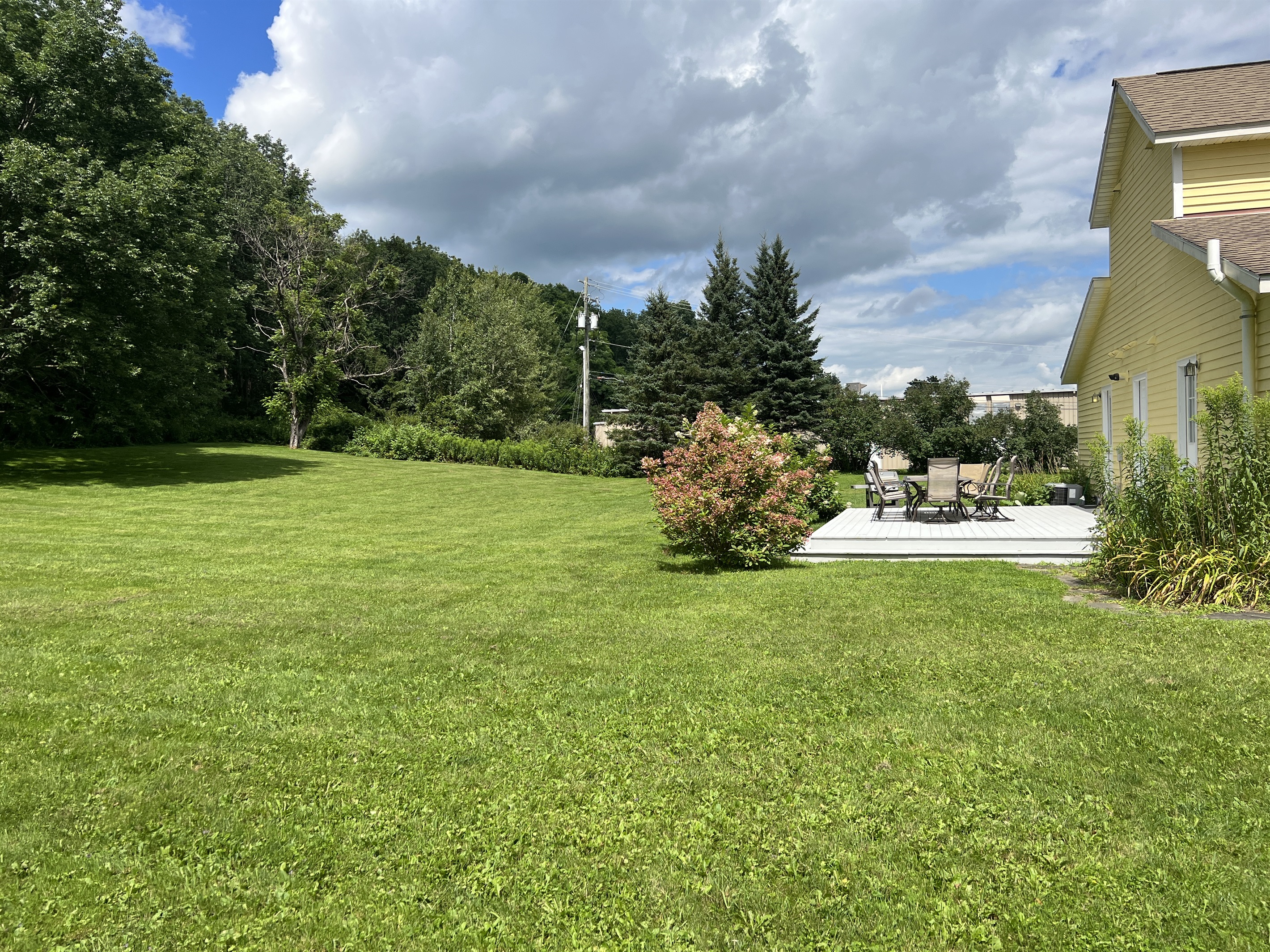 The Federal House Apartment 2 enjoy BBQ on the back deck overlooking the large flat lawn.