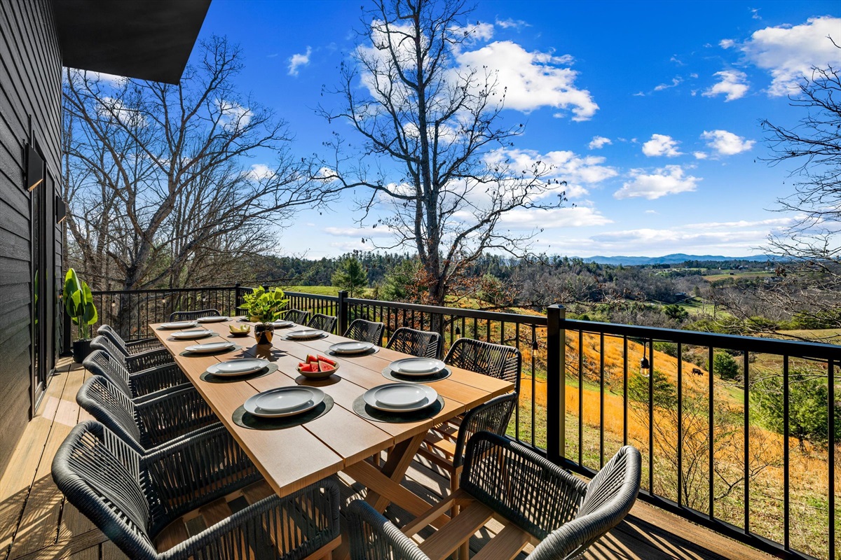 {Al Fresco Dining}
Outdoor dining for 12+ with sweeping Blue Ridge Mountain views — ideal for morning coffee, sunset dinners, and fresh-air gatherings.