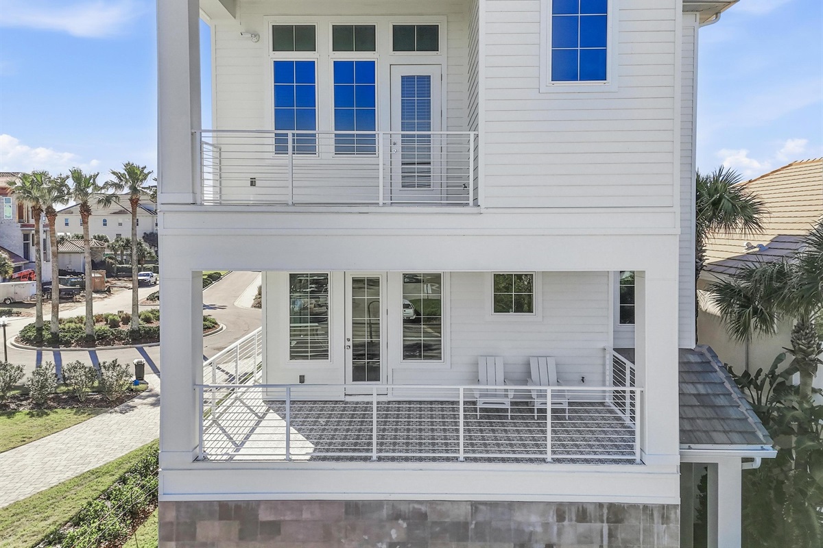 While the kids nap inside, you sneak out to the balcony with coffee and ocean air. No schedules, no rush—just a quiet moment to recharge before round two: pool time, beach time, and dinner together.
