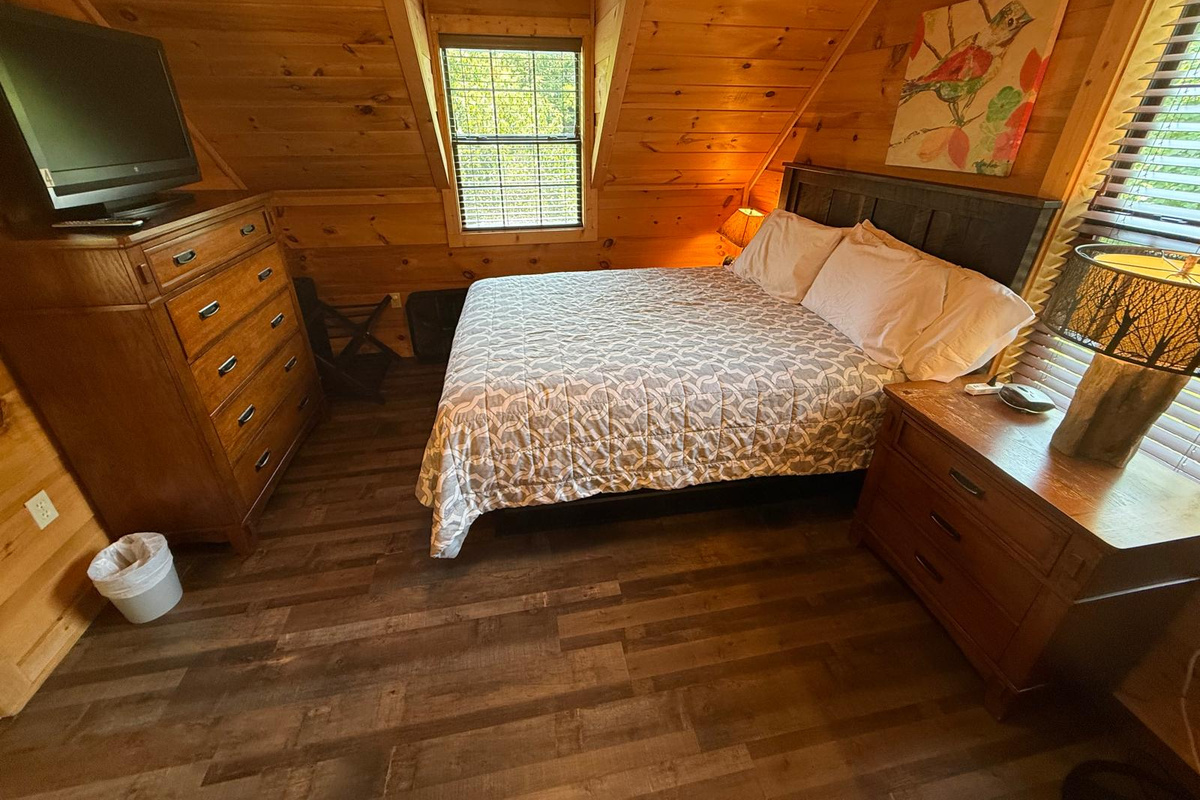 Upstairs Bedroom (queen bed) with Full bath Ensuite