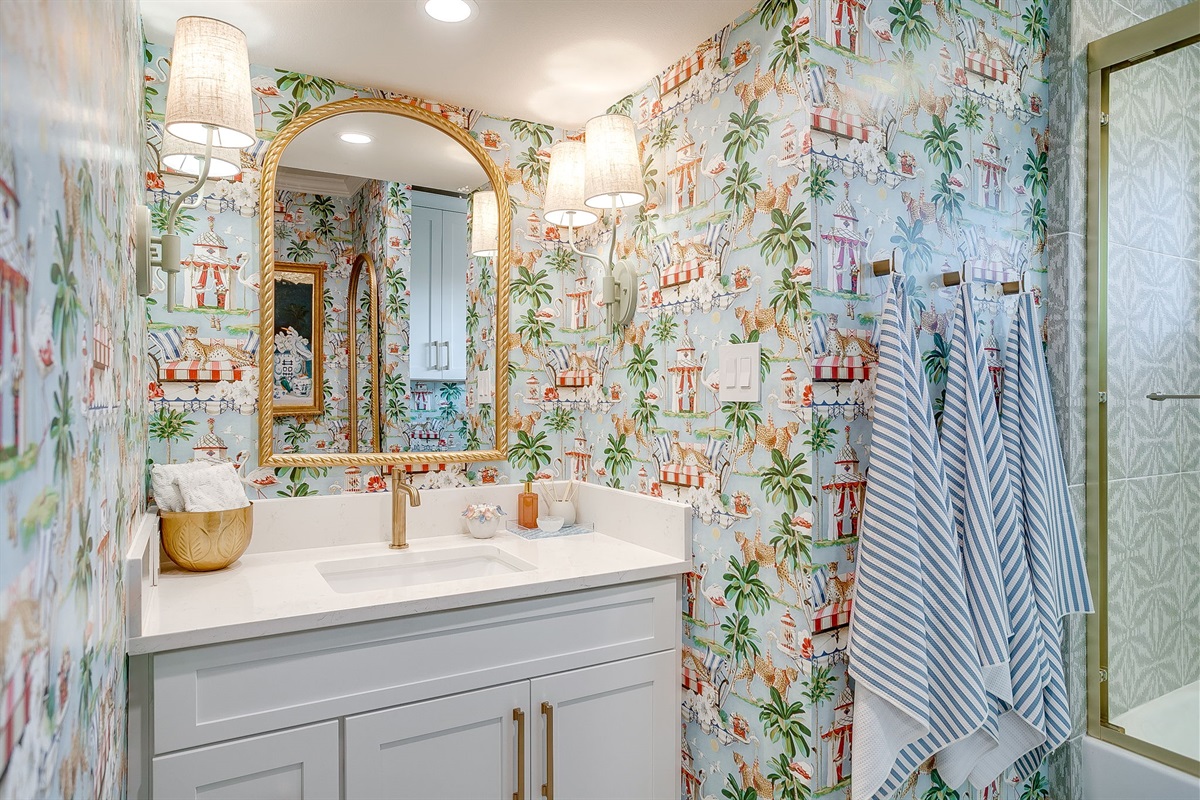 Bright, well-appointed full bathroom