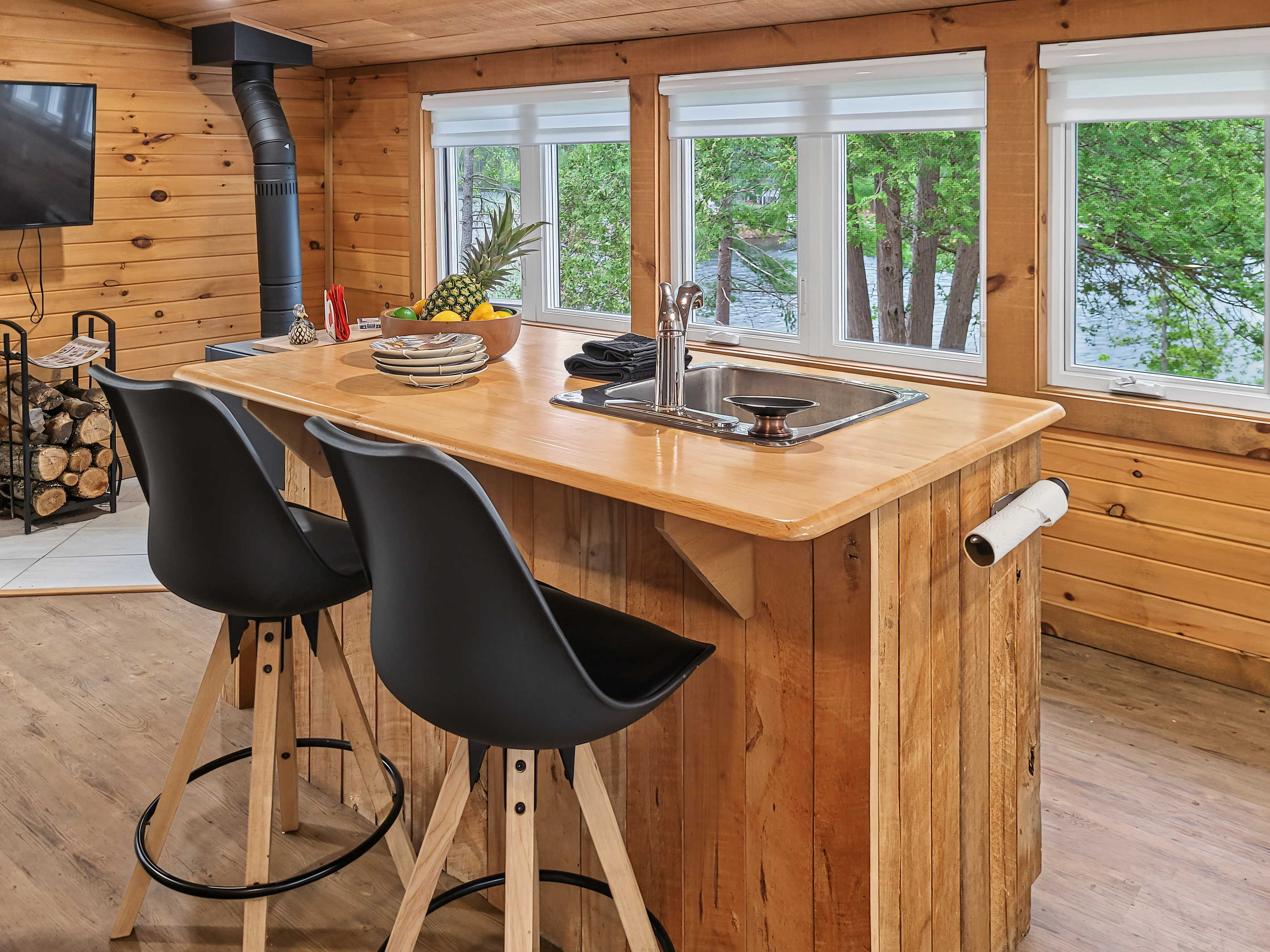 Kitchen island: enjoy the view and fine food