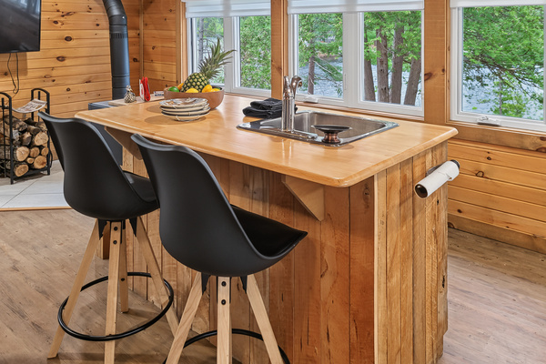 Kitchen island: enjoy the view and fine food