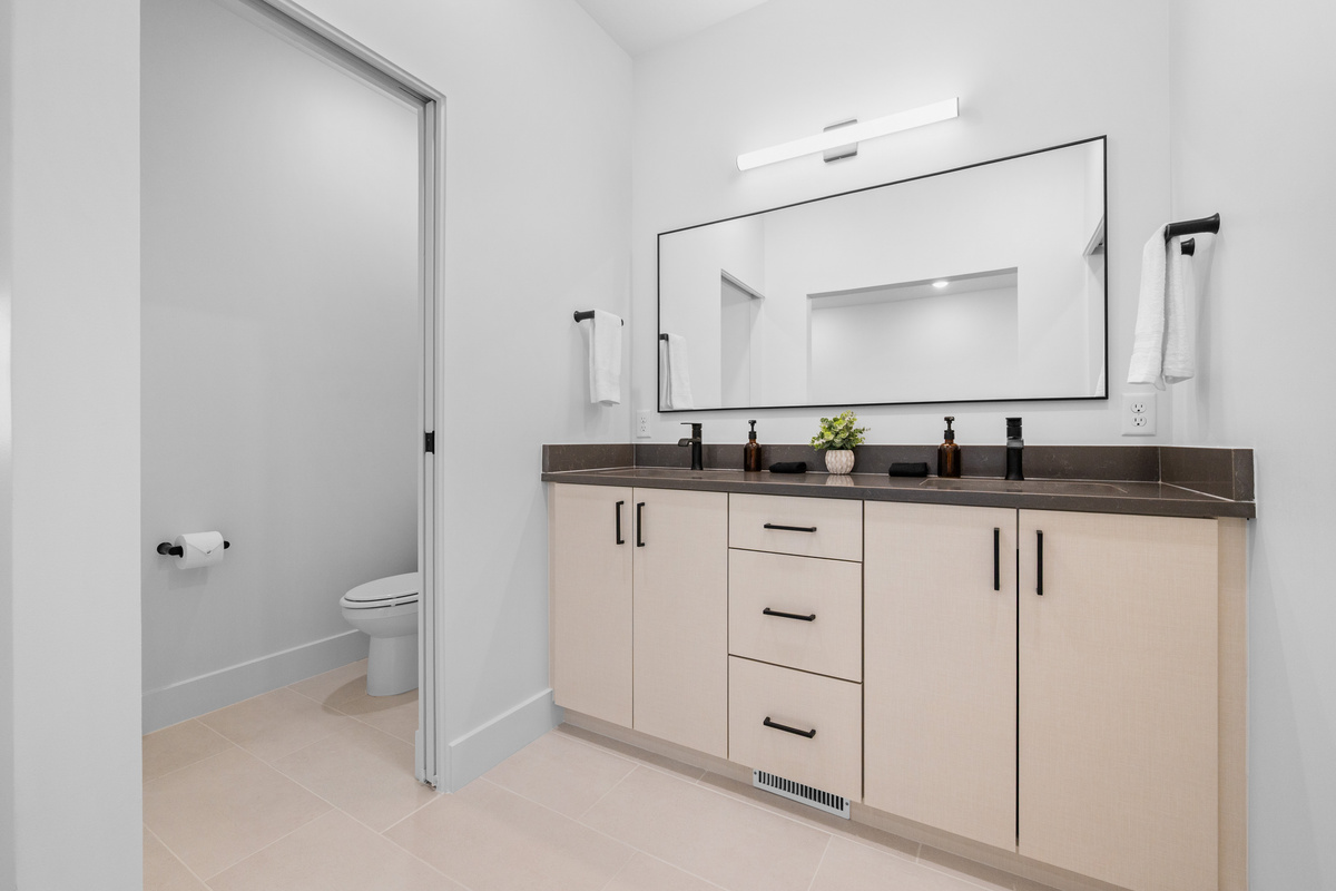 Spacious second bathroom 