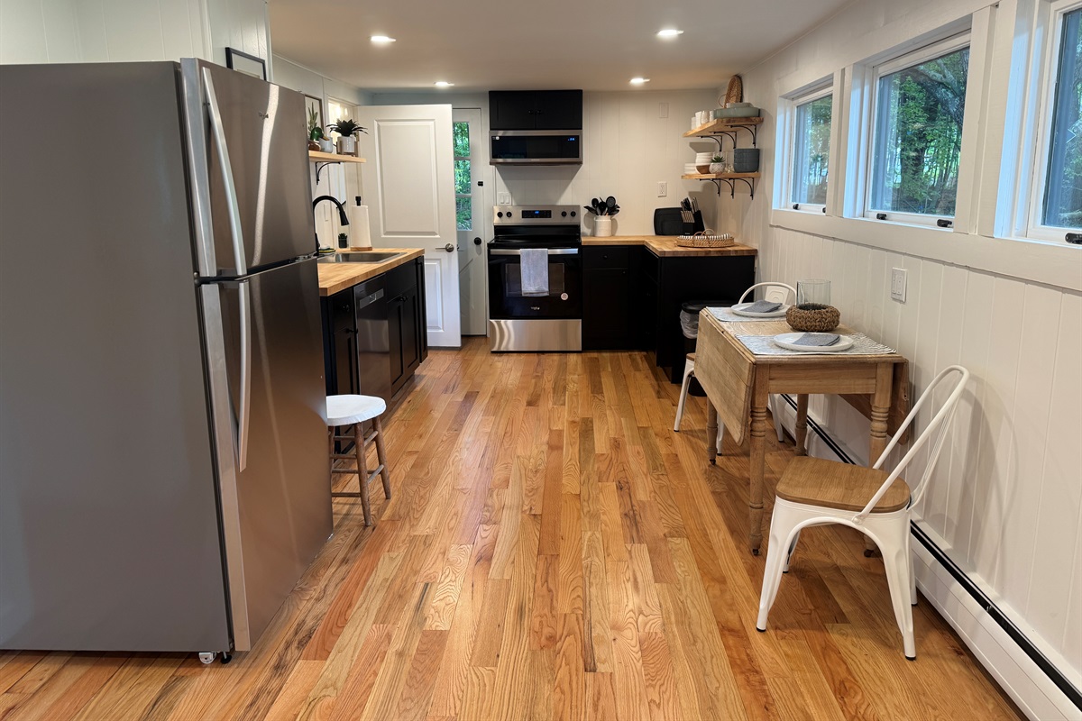 Eat-in kitchen w/ dishwasher