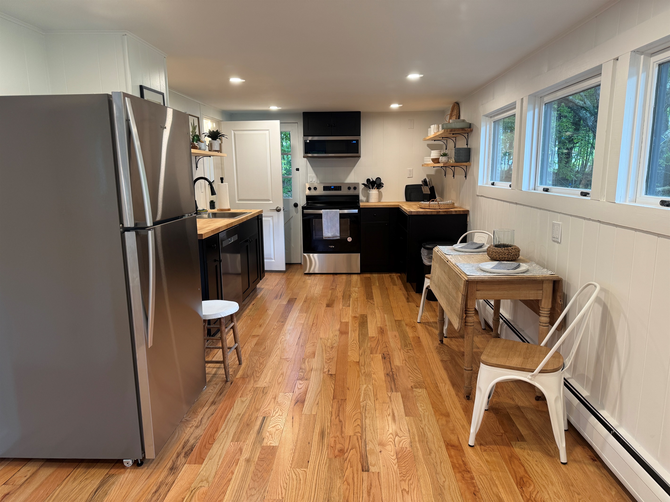 Eat-in kitchen w/ dishwasher