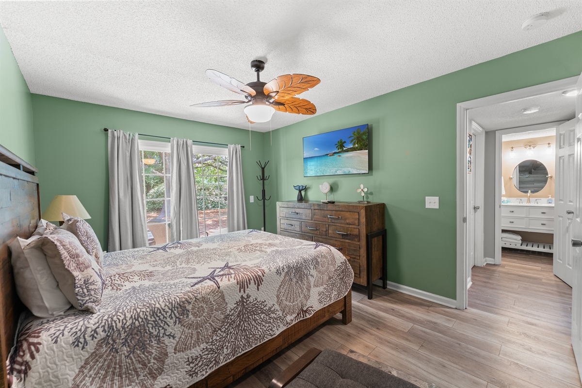 Queen bed in spacious 2nd  bedroom