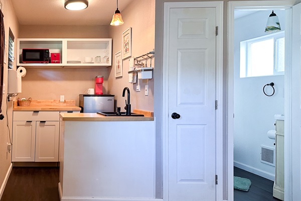 Clean bath setup w/ bright lighting & simple touches