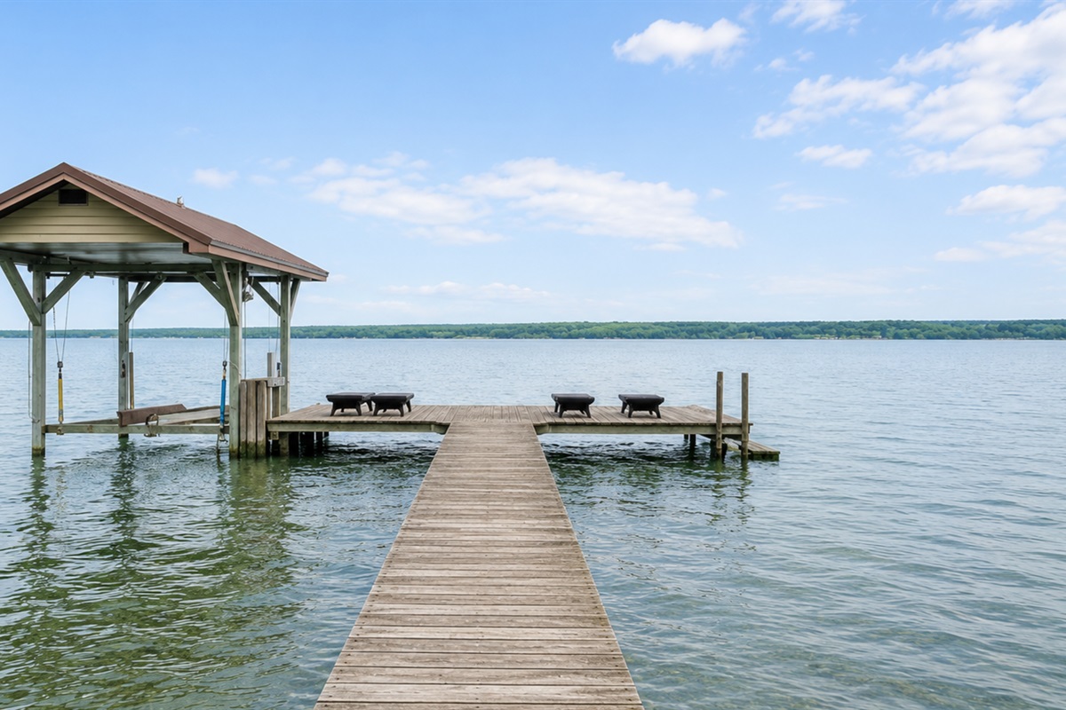 Spaciouse dock and sun loungers await—bring your boat with bumpers or bask in the sun at thedock. 🚤☀️🌊 Hoist not available