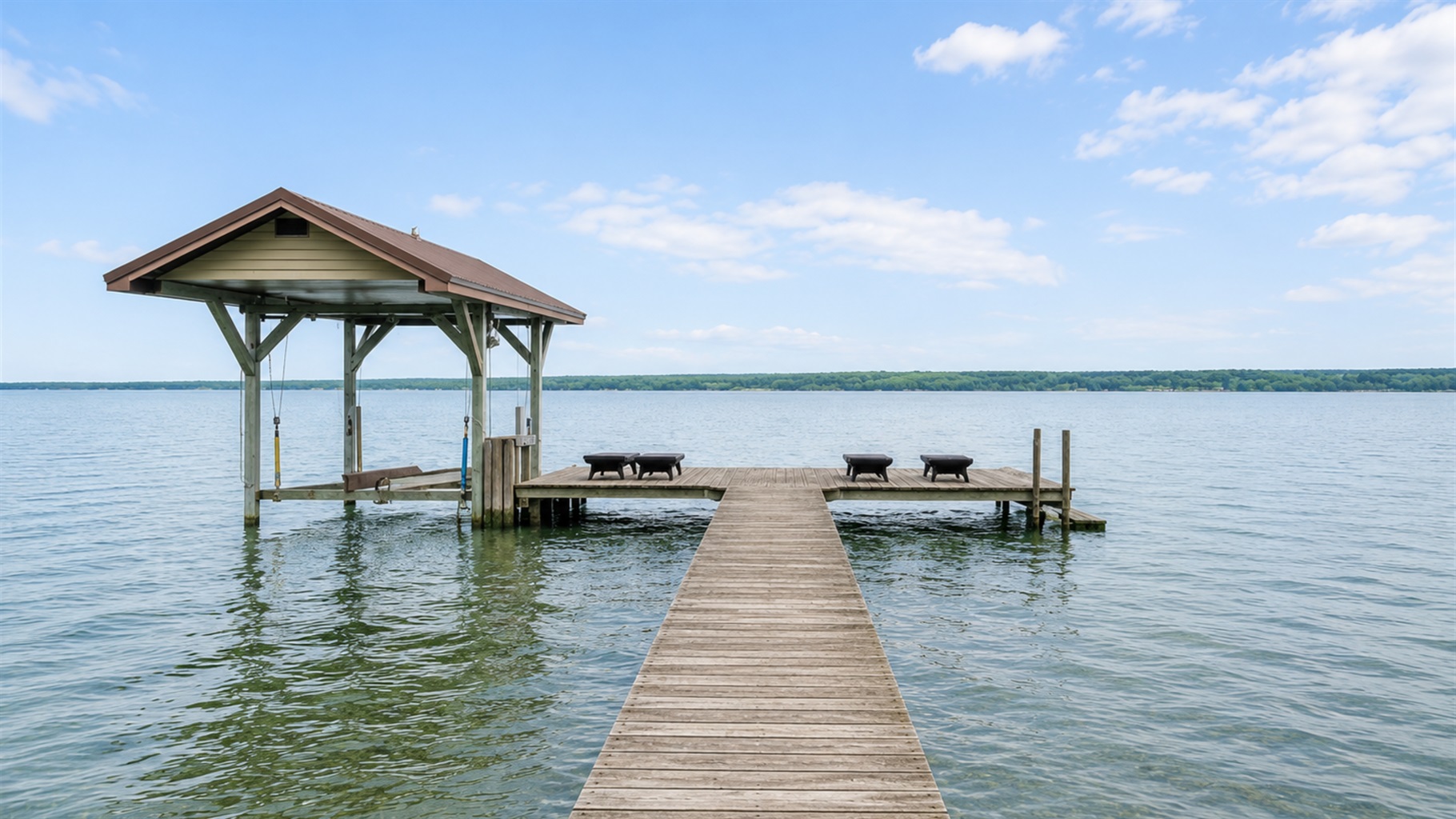 Spaciouse dock and sun loungers await—bring your boat with bumpers or bask in the sun at thedock. 🚤☀️🌊 Hoist not available