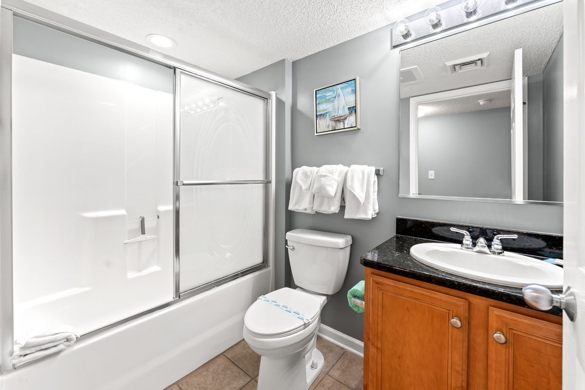 4th Bathroom-Hall Bathroom with tub/shower combo