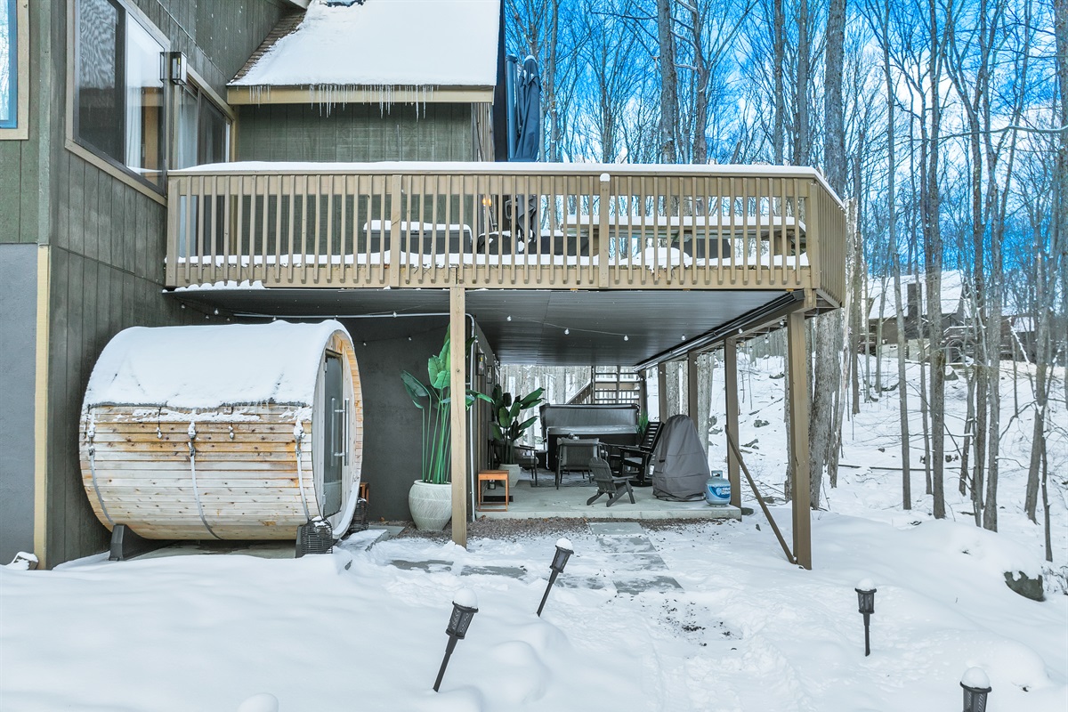 “Snowfall meets cedar — sauna sessions never felt so peaceful.”
