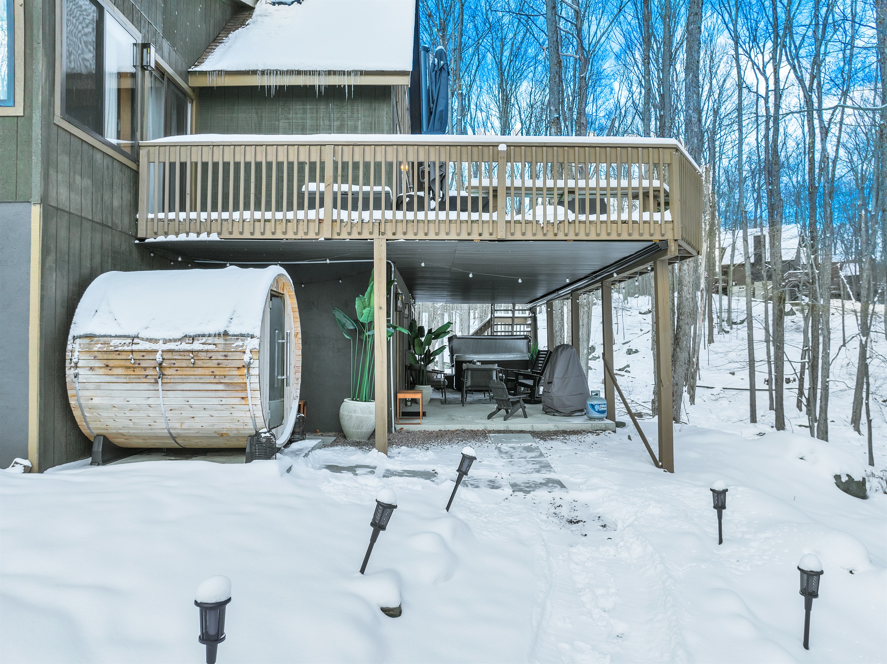 “Snowfall meets cedar — sauna sessions never felt so peaceful.”