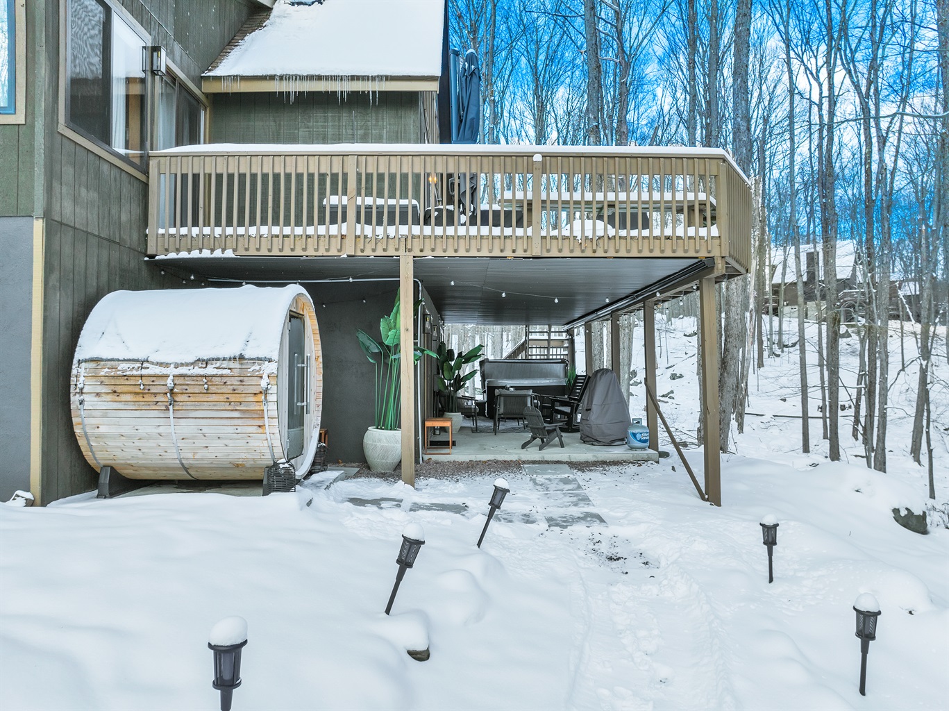 “Snowfall meets cedar — sauna sessions never felt so peaceful.”