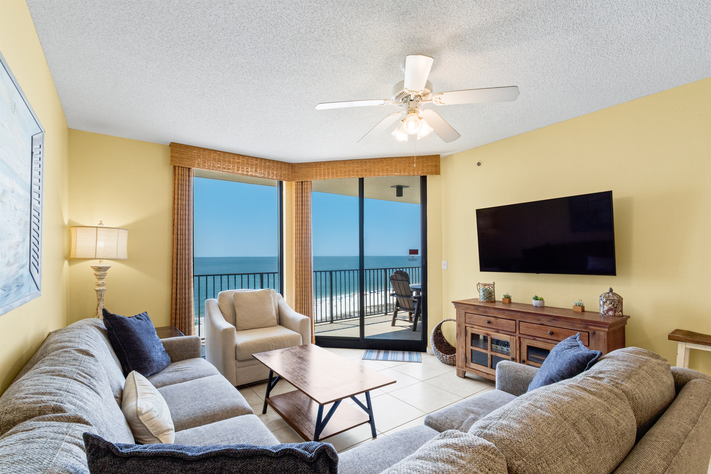 Beautiful Spacious LIving Room
