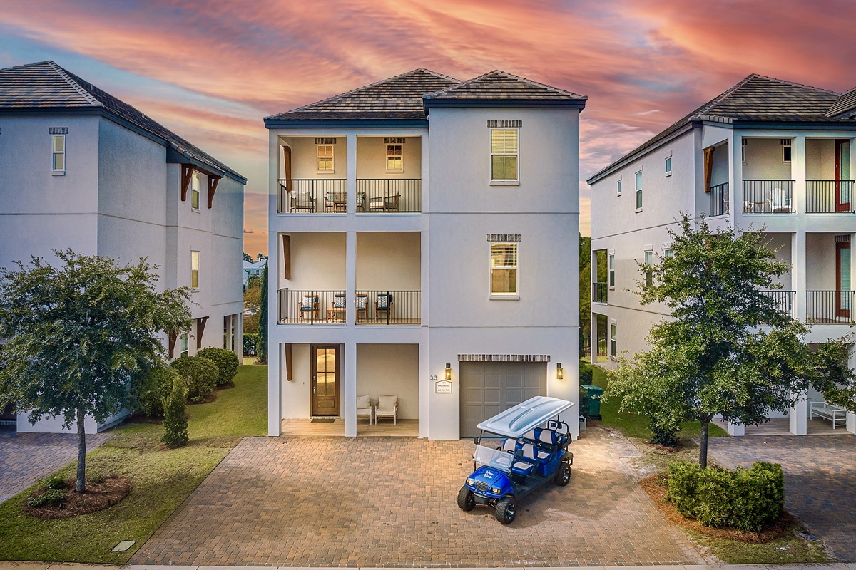 6-seat Golf Cart FREE during your stay! 2 minutes to the beach. Sleeps 20, 7 bedrooms, 6.5 bath, and 14 beds. Game room and bunk rooms. Private entrance to the heated pool!