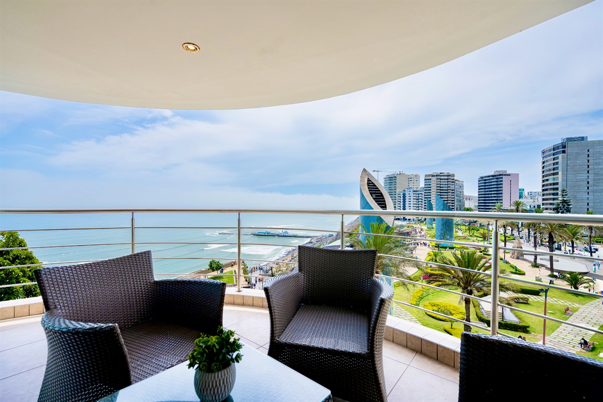 Panoramic Ocean Views: A stunning architectural layout where the wrap-around curved balcony meets expansive glass walls for an immersive Pacific experience