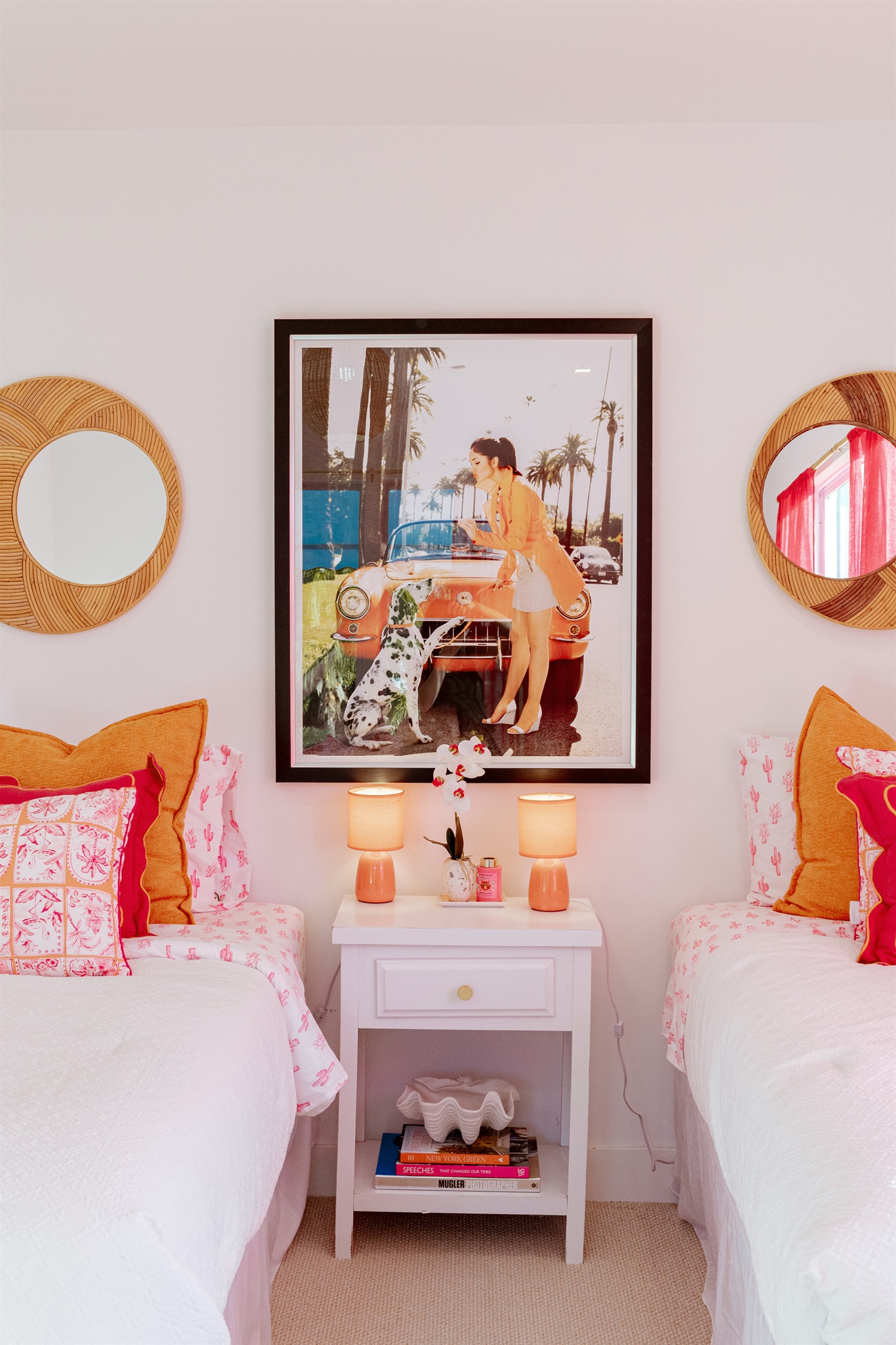 The third bedroom has themes of Palm Beach in pink and red, a stylish and fun way to be immersed in the local culture.
