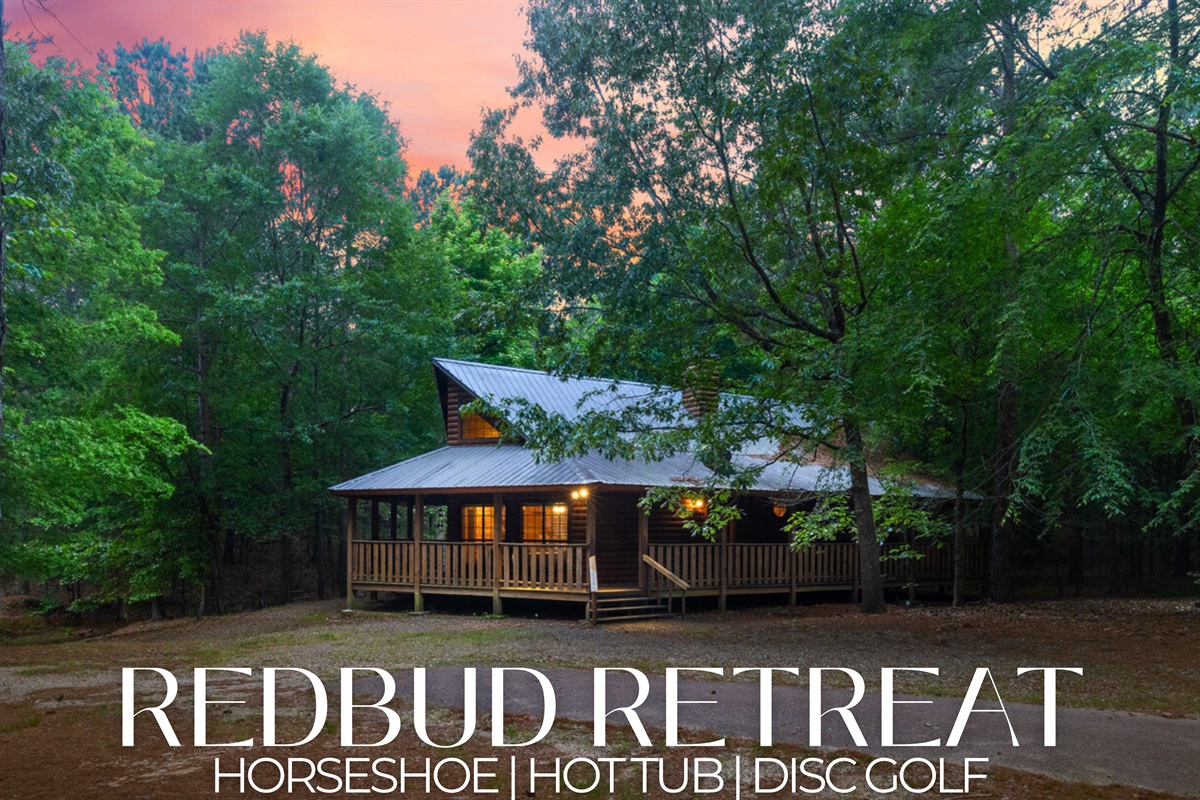Redbud Retreat: 3 bedrooms, 2 baths, hot tub, disc golf, and a horseshoe pit. Space for 8 to stay, play, and unwind.