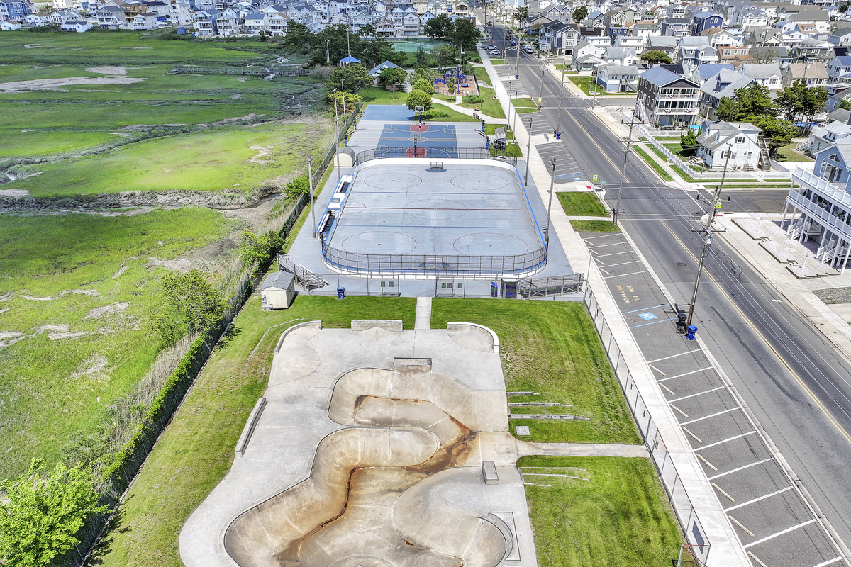 Allen Park Skate Park, Roller Hockey Ring, & Basket Ball courts only 3 blocks from the Beach Bungalow