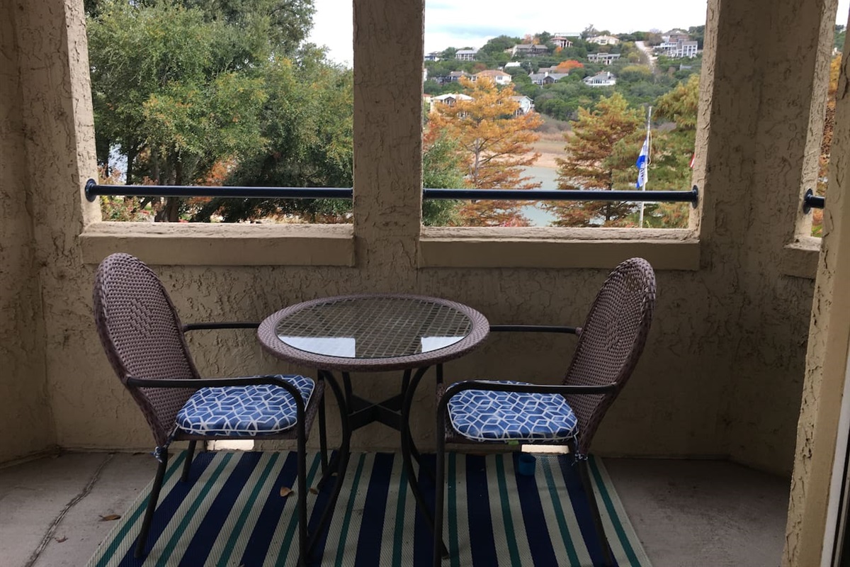 Balcony table for 2 facing cove