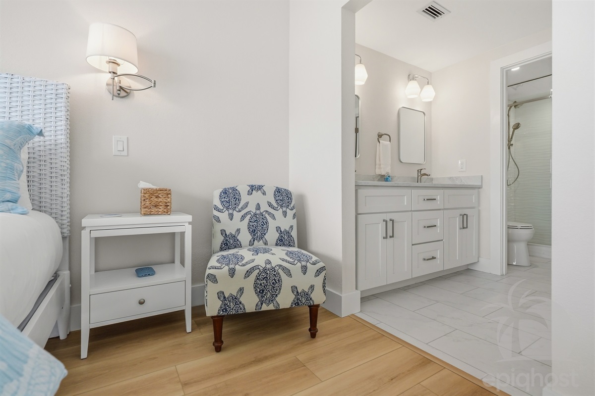 Guest bedroom with single bed