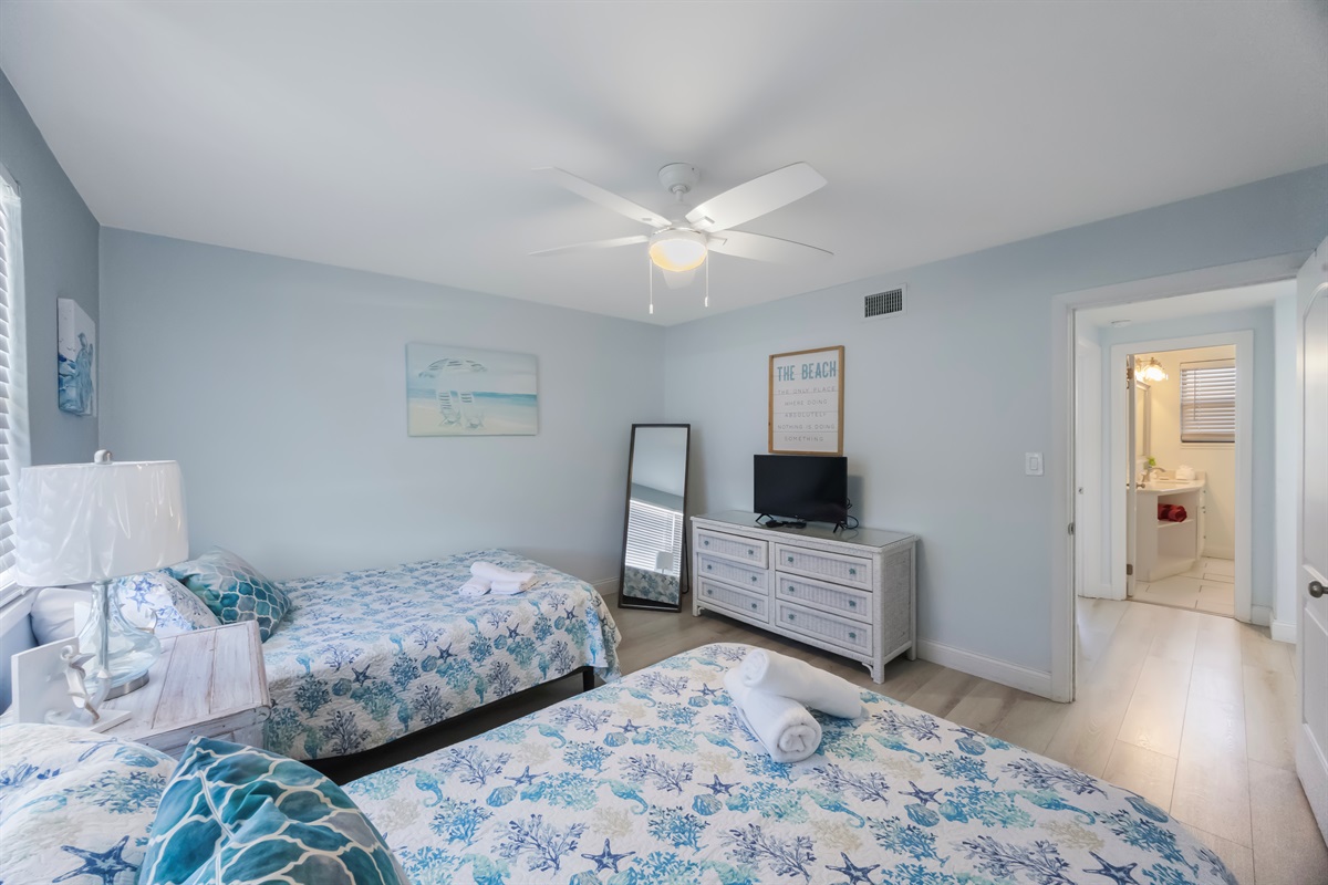 2nd bedroom, 2 full-sized beds