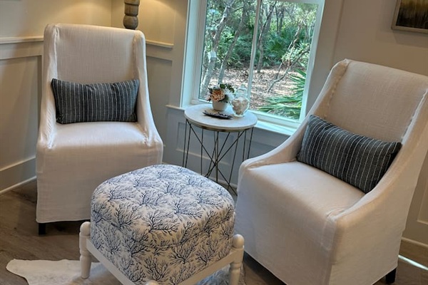 Sitting area off dining area - Can use these chairs as additional dining chairs