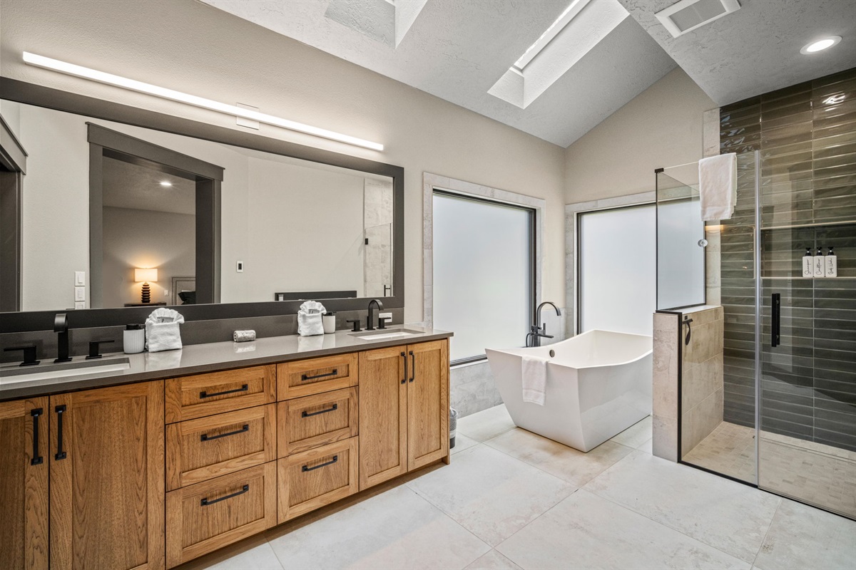 Ground Floor: Primary Suite bathroom
