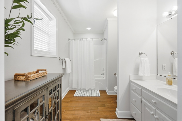 Three full bathrooms make getting a large group ready a whole lot easier.