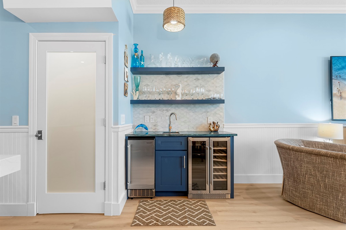 Wine cooler/icemaker & kitchenette!