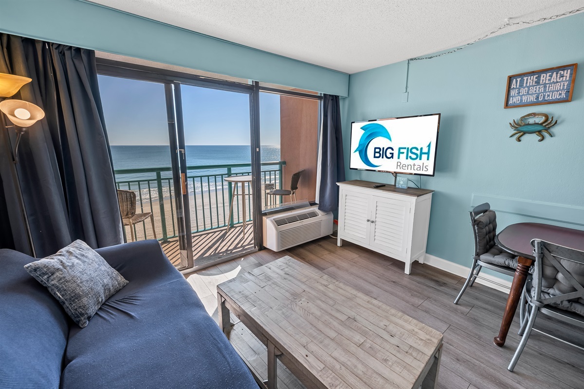 Living Room with Stunning Views🌊☀️