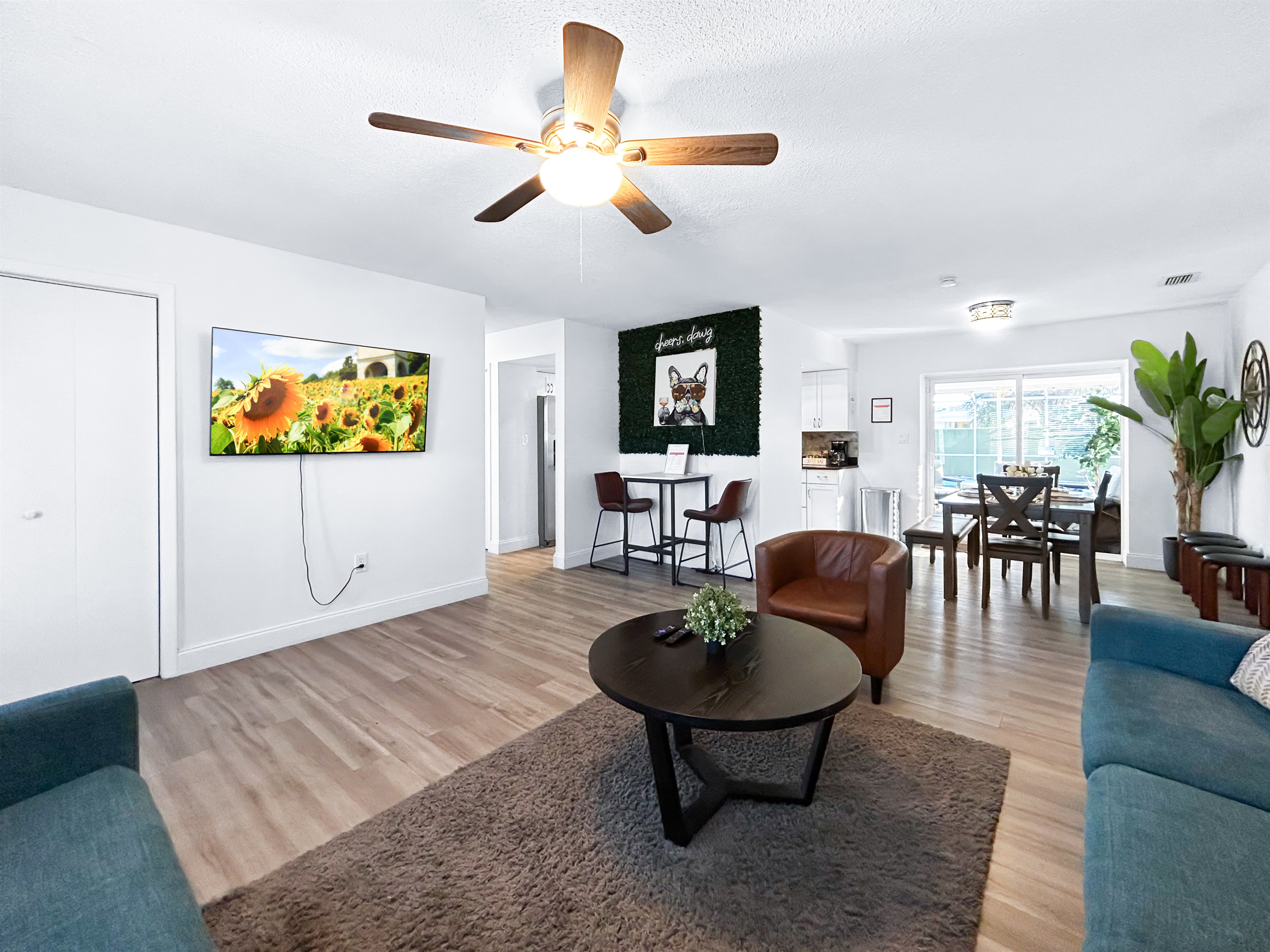 🍽️ Easy flow: living room → dining → kitchen