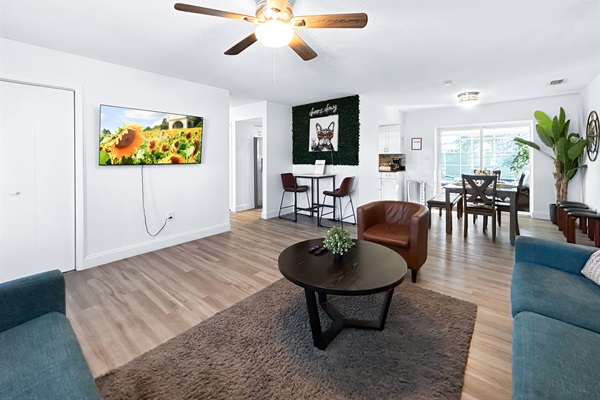 🍽️ Easy flow: living room → dining → kitchen