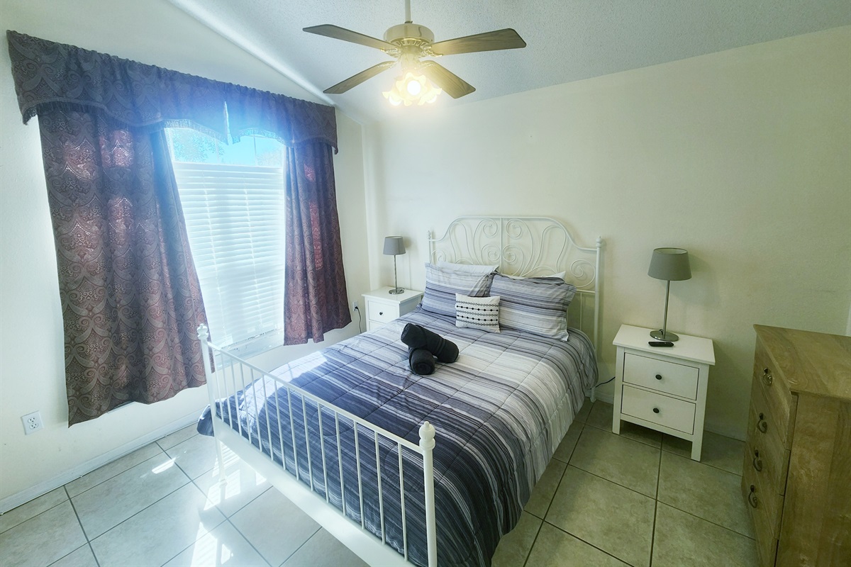 QUEEN Bedroom, donwstairs, Smart TV, Ceiling Fan