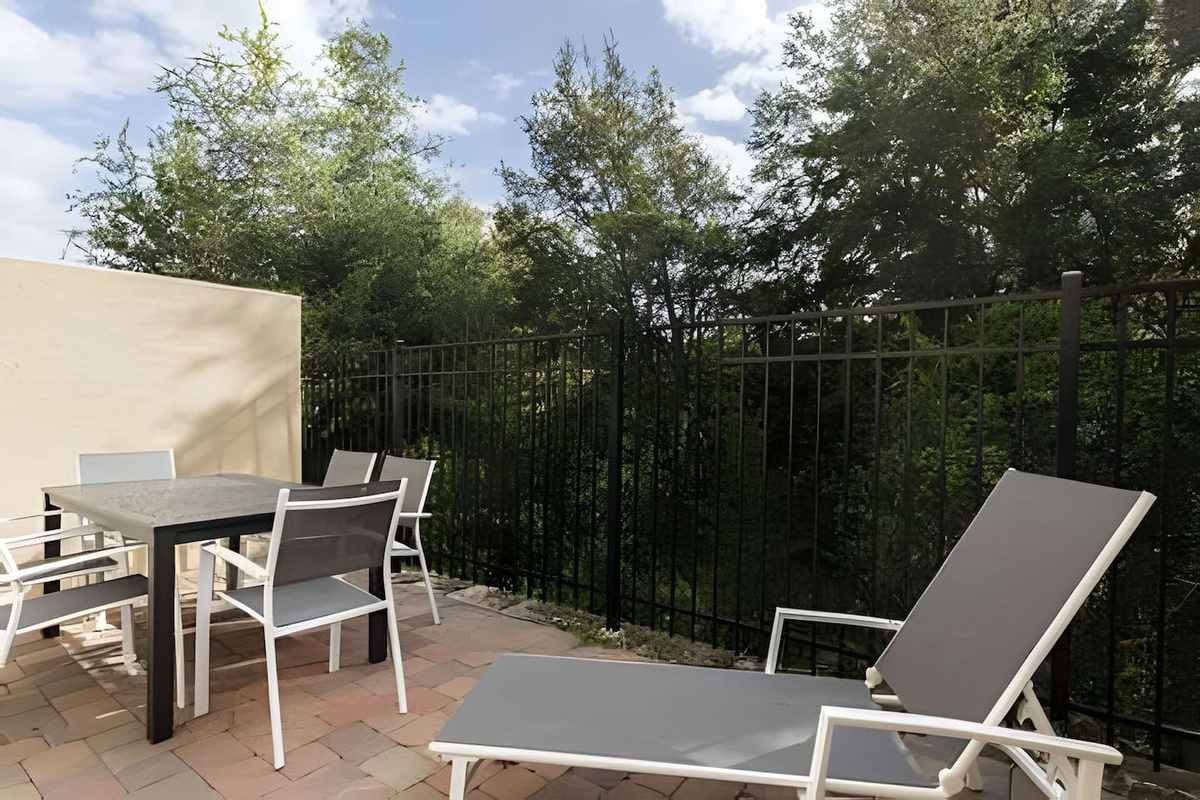 Enjoy the private patio, perfect for evening wine, sunny afternoons, or a good conversation! 