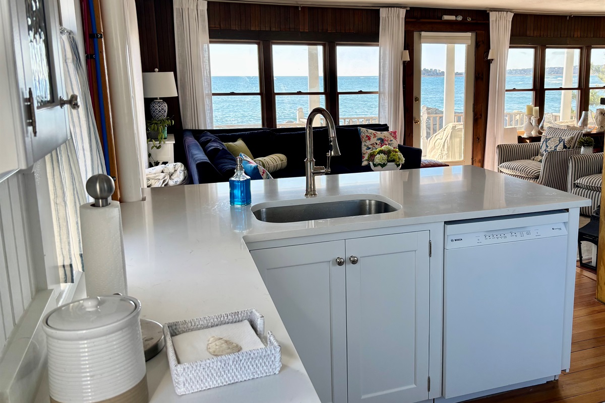 Enjoy a fully equipped kitchen with plenty of natural light, perfect for easy breakfasts before the beach or relaxed dinners after a day by the ocean. 🍳🌊
