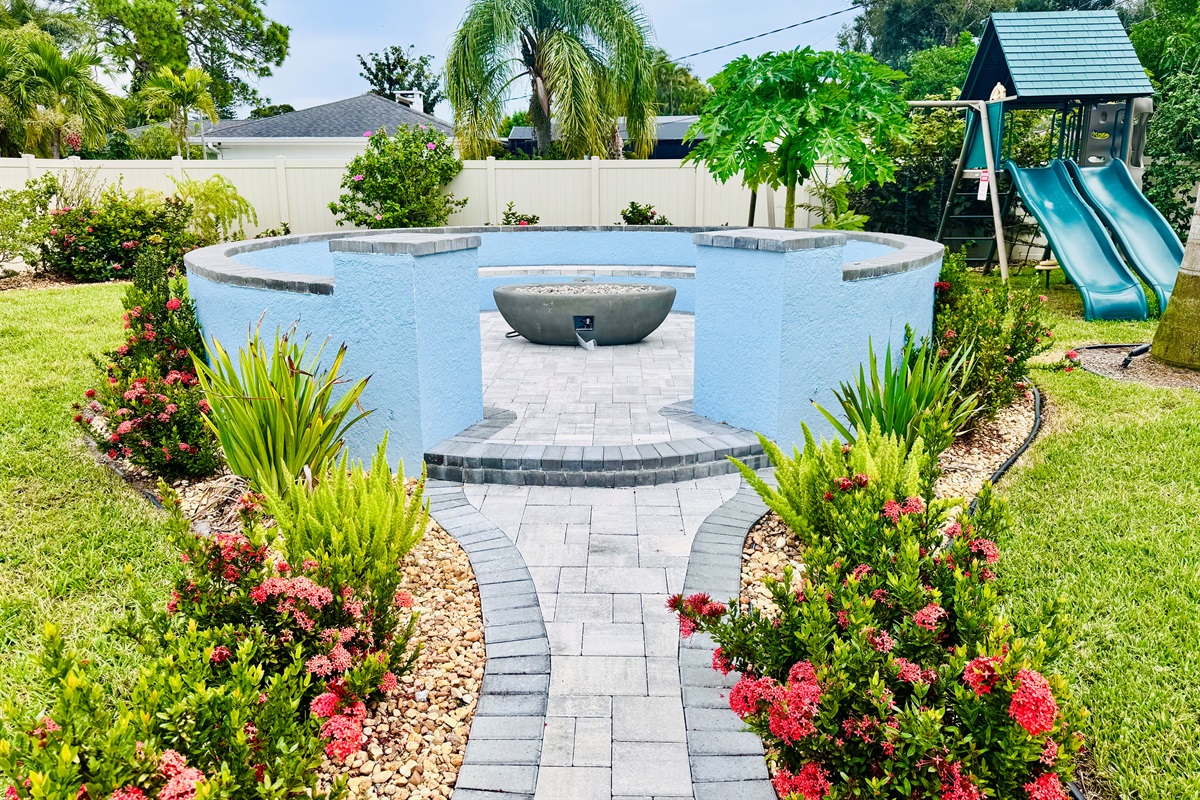 firepit and sitting area (firepit using propane - guest are responsible to fill the tank for us) 