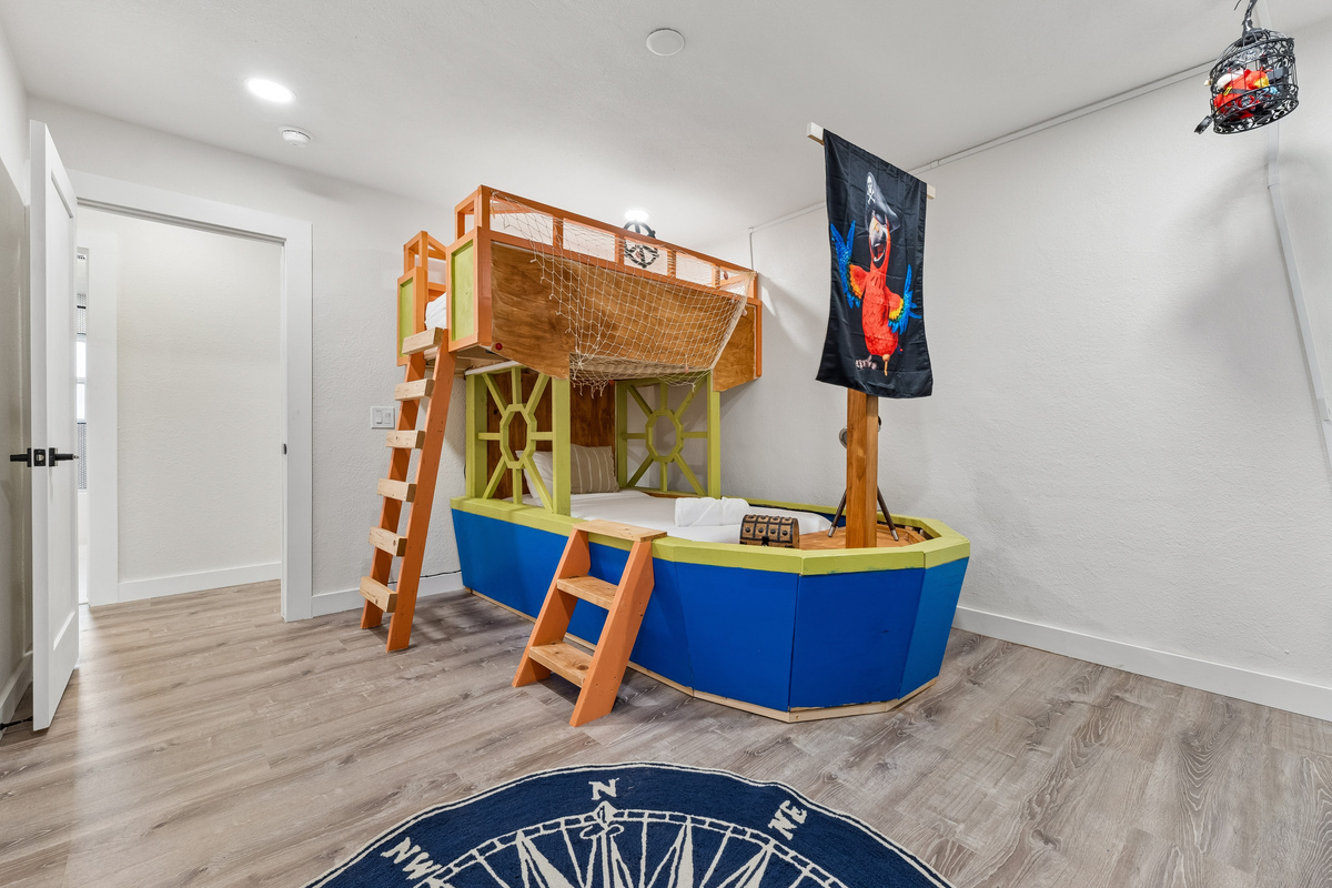 Hey! what's in the treasure chest?  Our goal with the pirate ship room was that your kids will never forget their stay.  They can play, dream, hunt for treasure... and ask to come back next year!