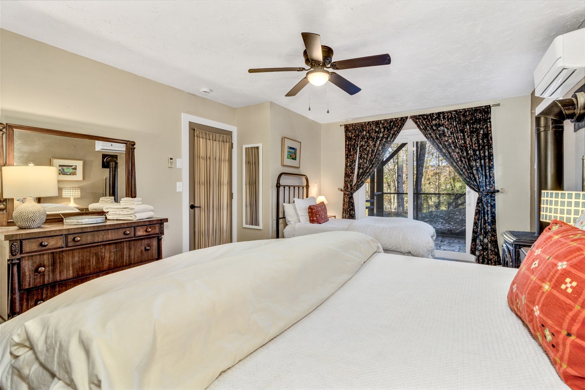 Second Bedroom - Queen and Twin