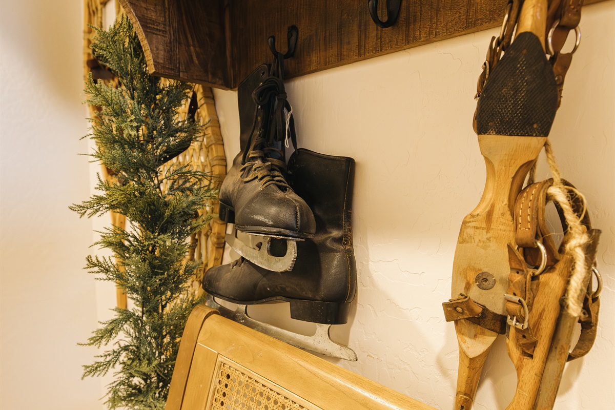 Thoughtful mountain details throughout—from ski-inspired décor to functional storage. Attiwood Ridge blends cozy cabin vibes with modern comfort, perfect for couples and families visiting Pinetop year-round