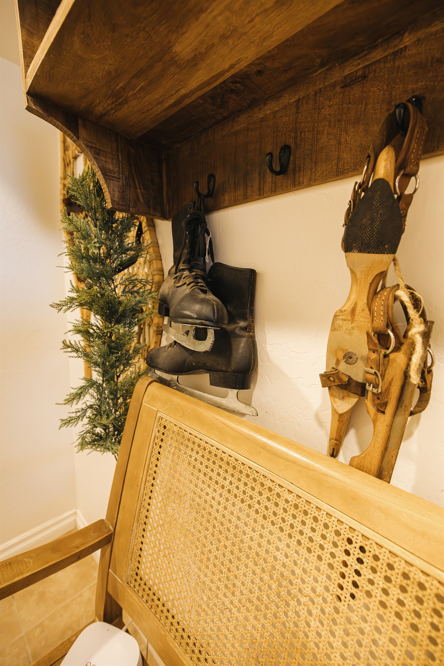 Thoughtful mountain details throughout—from ski-inspired décor to functional storage. Attiwood Ridge blends cozy cabin vibes with modern comfort, perfect for couples and families visiting Pinetop year-round
