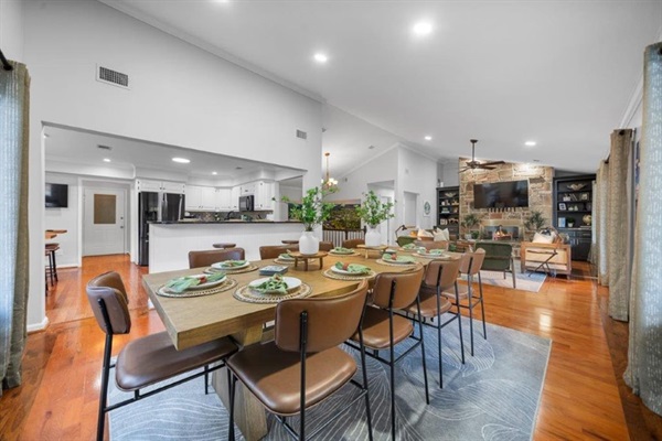 Open living, dining and kitchen so no one misses out — Breakaway on Lake Hamilton